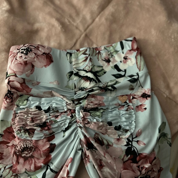 Cute Booty Lounge Floral Leggings - Pink and Black - Picture 3 of 5